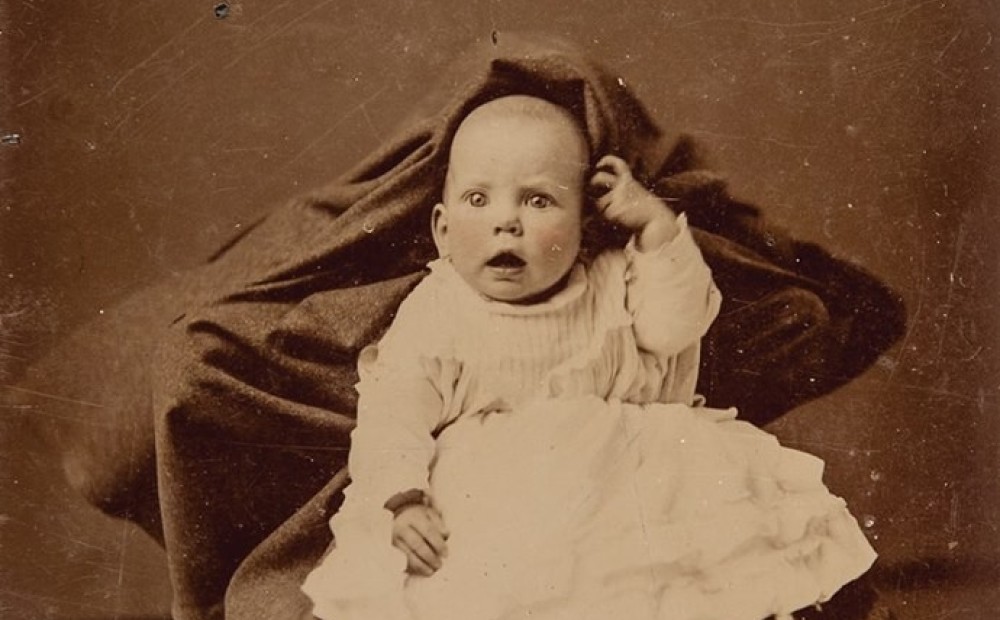Мама скрытое фото. Спрятанная мать Викторианская эпоха снимки. Фотография спрятанная мать. Спрятанная мать 19 век. Фото спрятанная мать Викторианская эпоха.